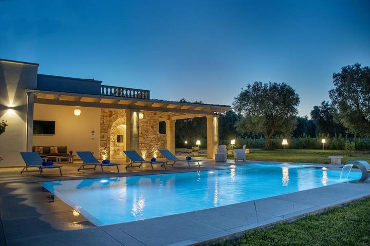 Villa per 6 persone, con Idromassaggio e Terrazza nonché Giardino e Piscina a Francavilla Fontana