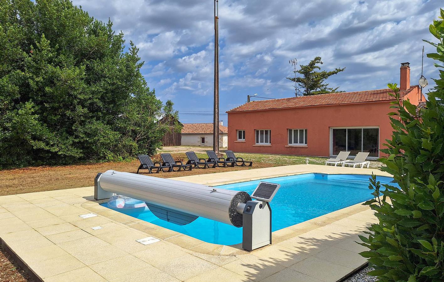 Reizende 2-Zimmer-Wohnung mit Pool und Garten, 2 km vom Zentrum von Blaignan entfernt in Civrac-en-Médoc, Regionaler Naturpark Médoc