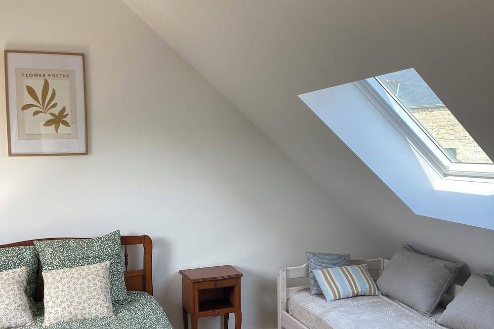 Detached stone house - Mt. St. Michel - set on a hill overlooking the bay in Roz-sur-Couesnon, Bahía del Monte Saint-Michel