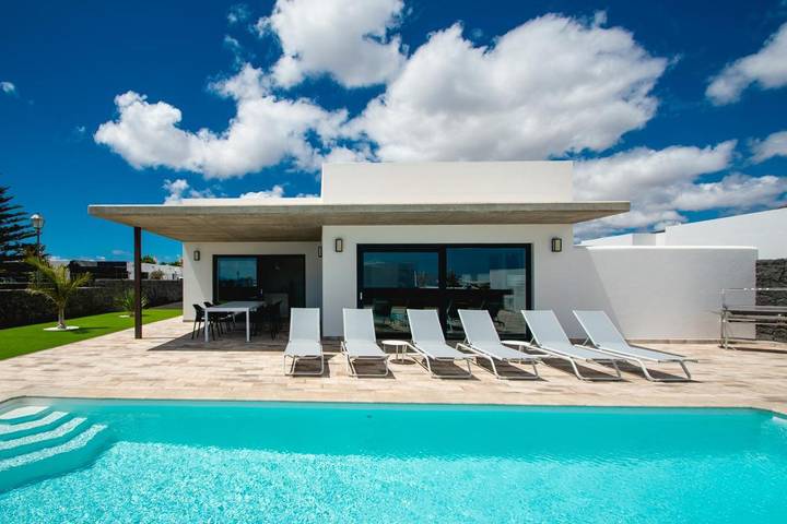 Villa for 6 people, with view and pool as well as garden in Lanzarote
