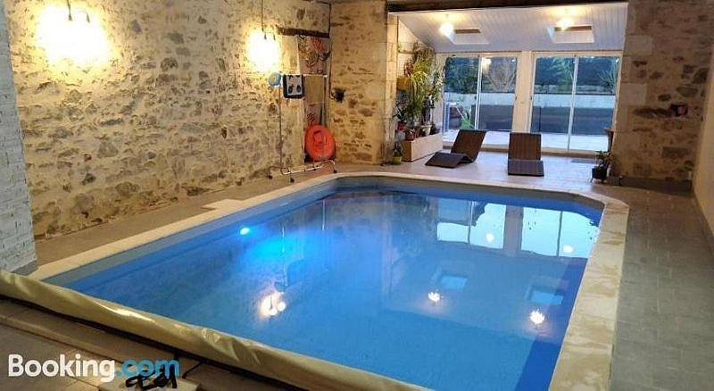 Chambre d’hôte pour 2 personnes, avec Terrasse et Jardin ainsi que Piscine et Vue à Bazoges-en-Pareds