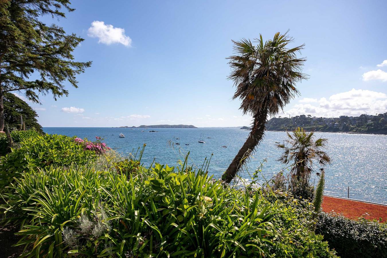 Appartement entier, Appartement "Ti Roz" 3 étoiles avec vue sur la mer, accès direct plage et Gr34 in Perros-Guirec, Côte de Granit Rose