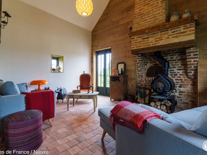 Renoviertes Haus nahe Loire, mit Garten, Haustiere erlaubt in Charrin, Nièvre