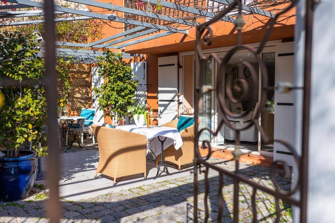 Appartement entier, Appartement de caractère Le Camélia, 56m², dans propriété au calme avec piscine by le Mas de Louise et Sacha in Solliès-Toucas, Côte méditerranéenne (France)