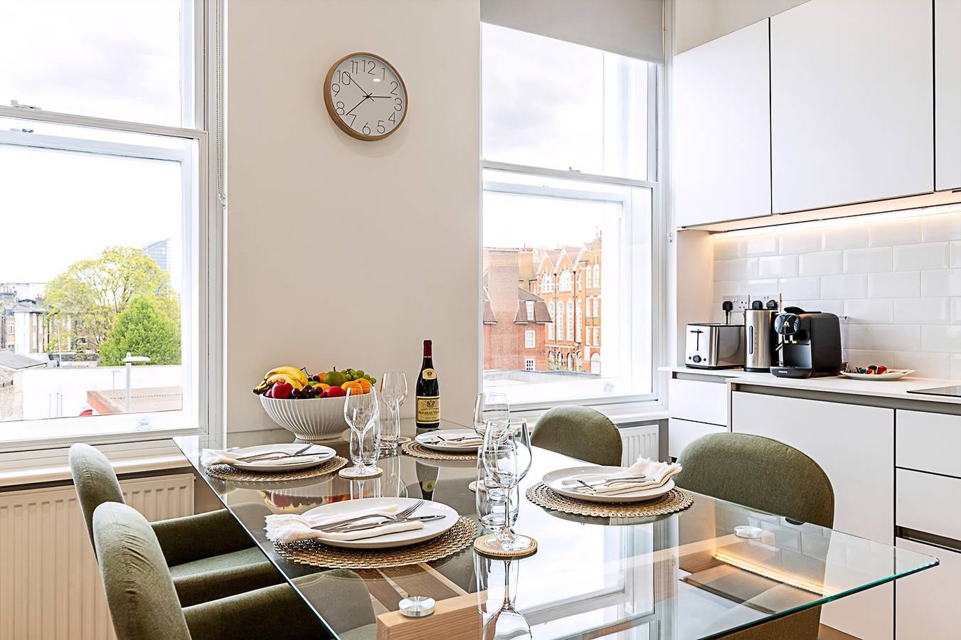 Geheel appartement, Chic Chelsea Retreat: Bright Space & Balcony Bliss in Kensington and Chelsea, Londen