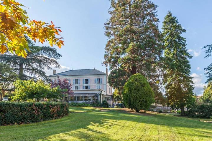 Gîte pour 2 personnes, avec Terrasse ainsi que Jardin et Piscine à Salles-Arbuissonnas-en-Beaujolais
