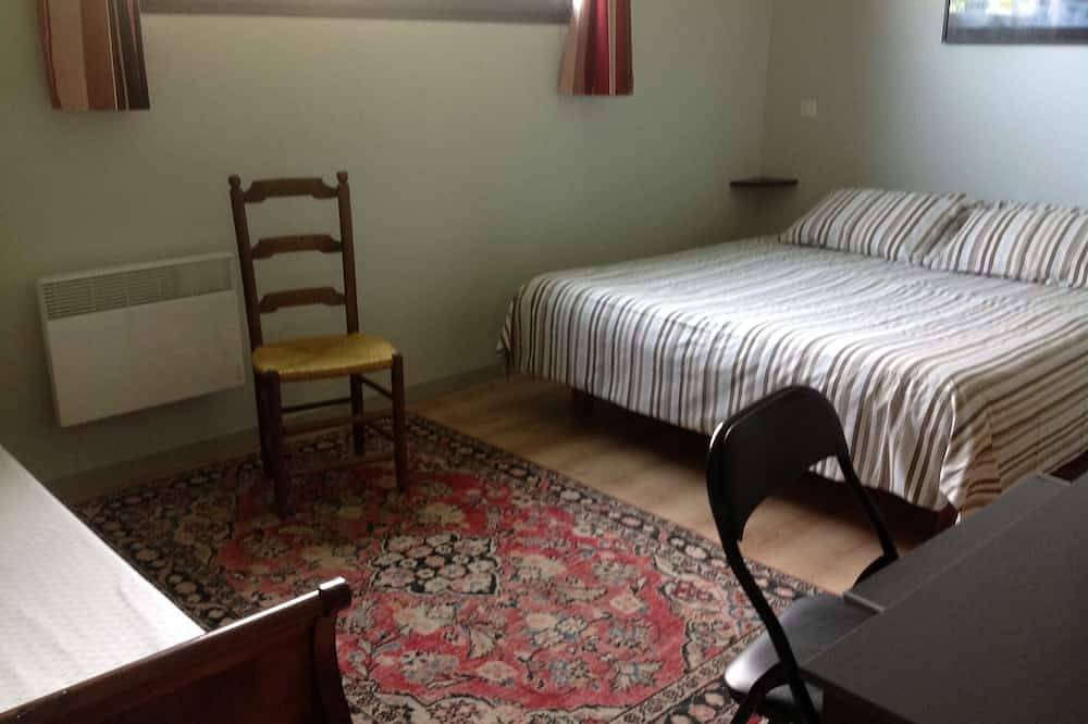 Appartement entier, En Béarn entre mer et montagne-piscine int privée,chauffée. in Gan, Béarn