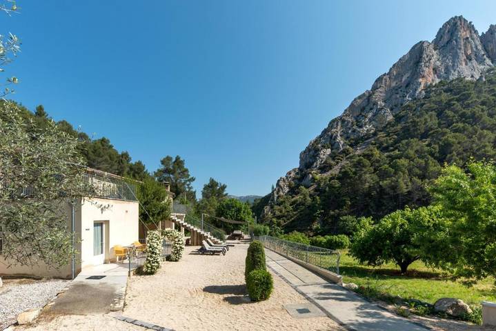 Hôtel pour 2 personnes, avec jacuzzi et jardin ainsi que piscine et terrasse