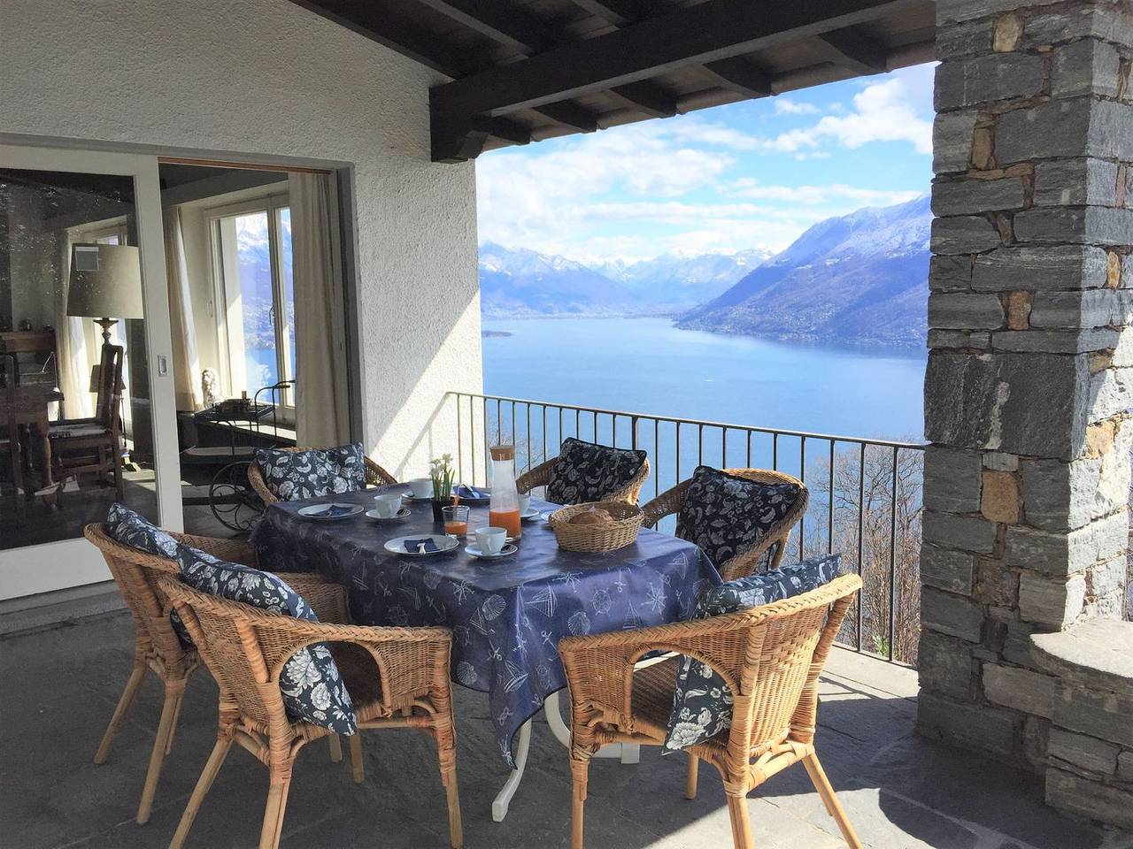 Ferienhaus mit Aussenpool und Blick auf den See, verspricht Ruhe und Privatsphäre. in Brissago, Tessiner Alpen