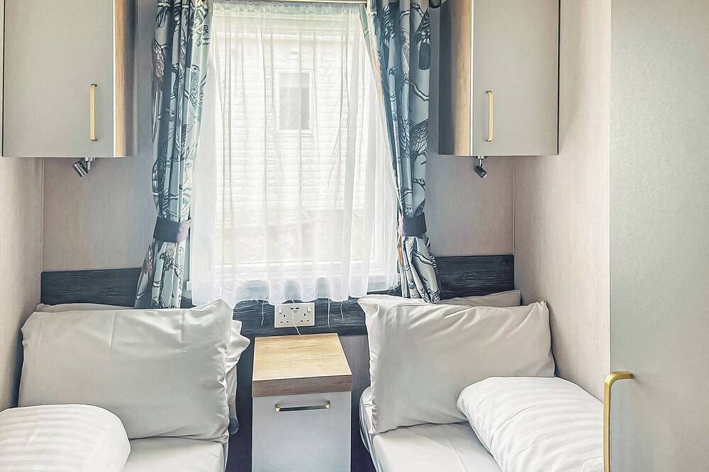 Excellent caravan with one double and two twin. in Edinburgh, Edinburgh and Lothian