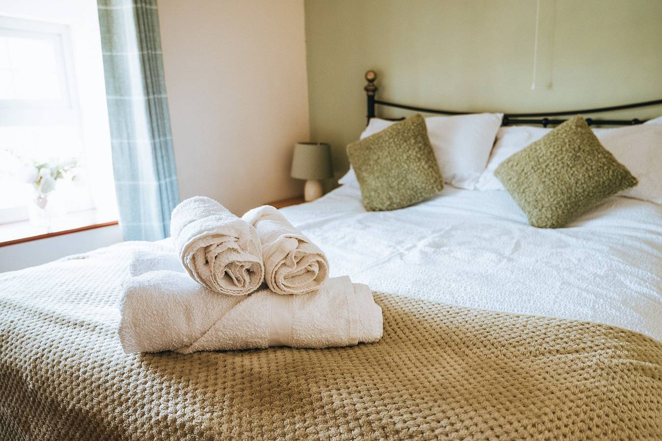 Luxury 5-Bed Farmhouse - Sleeps 8 & Hot Tub in Powys