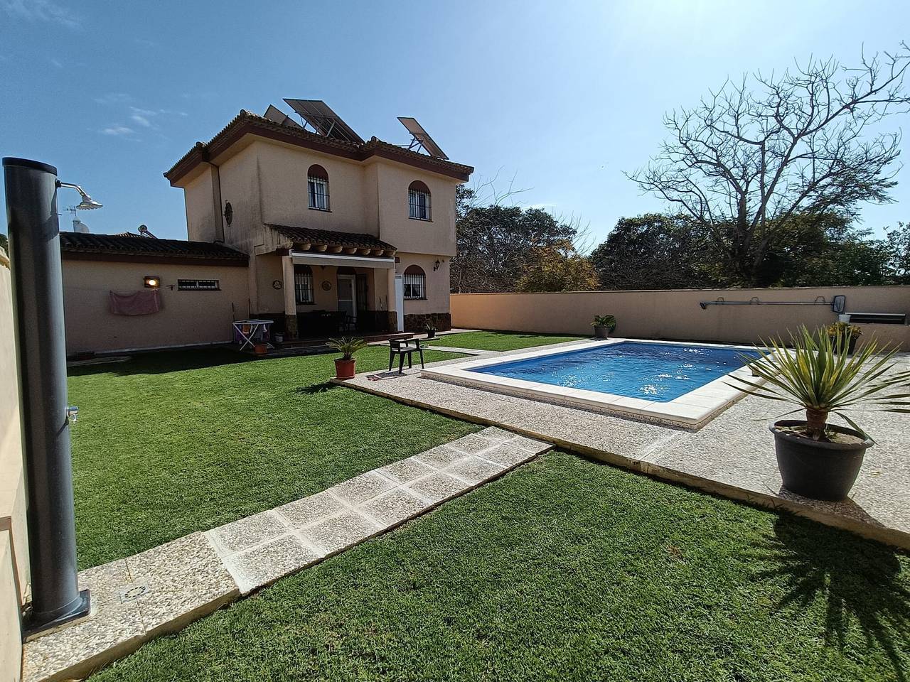 Villa 'Sol y Sal' with Private Pool, Terrace, and Wi-Fi in Playa La Barrosa, Chiclana de la Frontera