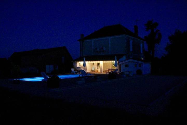 Location de vacances pour 10 personnes, avec piscine et vue ainsi que terrasse et jardin à Montpon-Ménestérol - 4