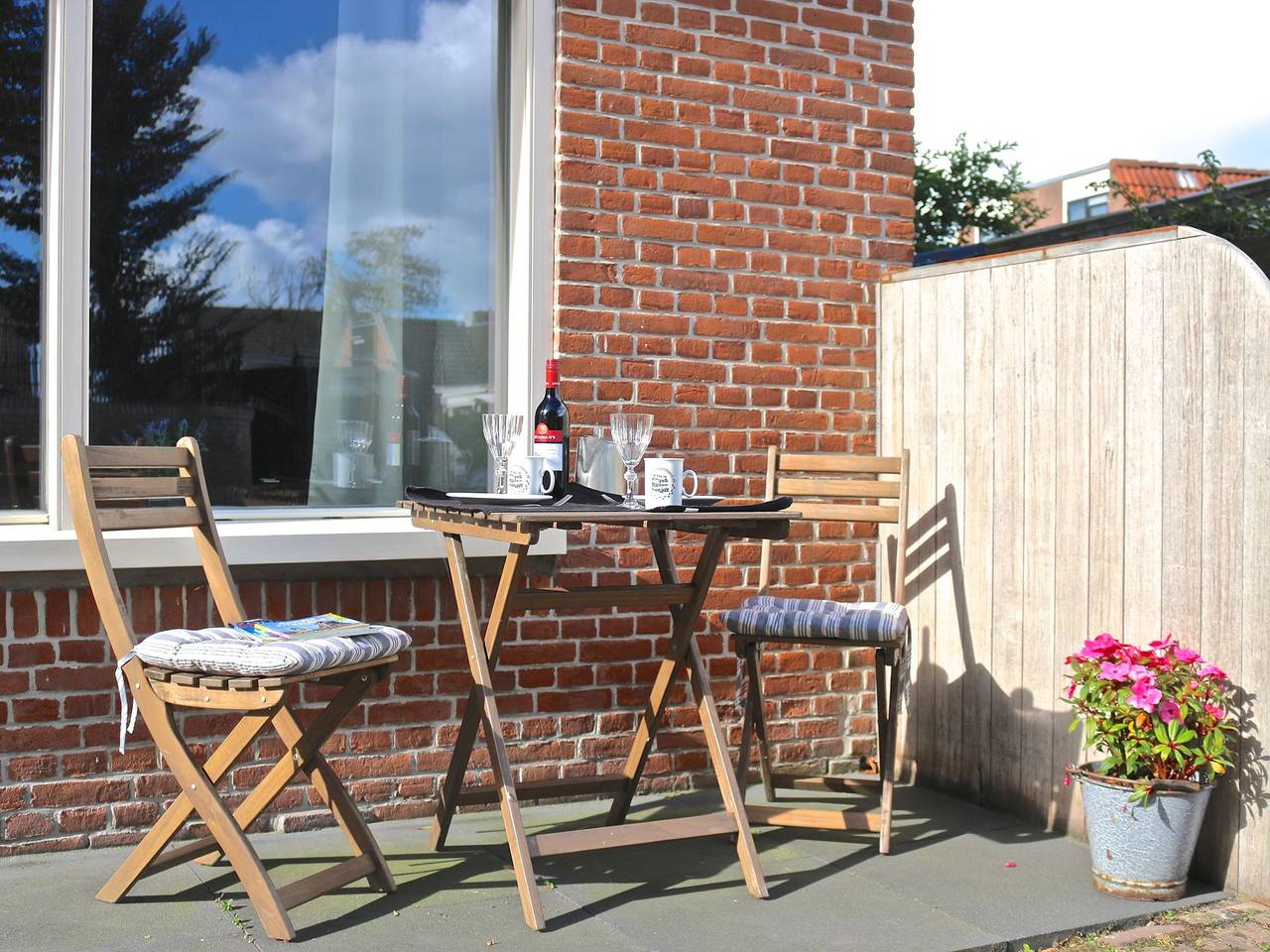 Zuhause mit Vinyls, Fahrrädern und Wasserwegen in Littenseradiel, Holländische Küste