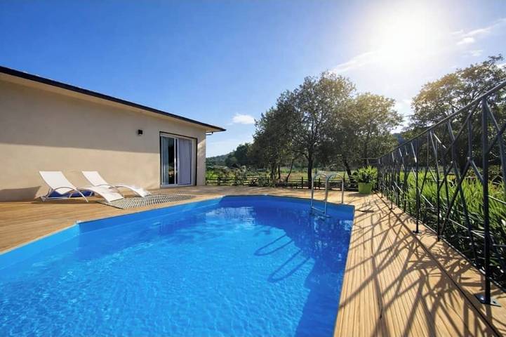 Location de vacances pour 5 personnes, avec jardin et terrasse à Moltifao