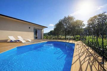 Location de vacances pour 5 personnes, avec terrasse et jardin à Moltifao