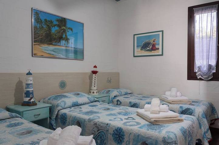 Casa sul mare con accesso privato in spiaggia in Spiaggia di Porto Columbu, Sarroch
