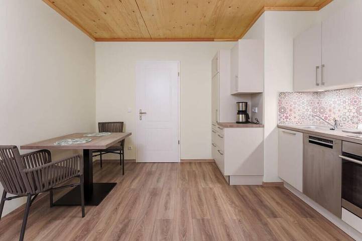Ferienwohnung für 2 Personen, mit Balkon und Pool sowie Sauna in Ellenz-Poltersdorf