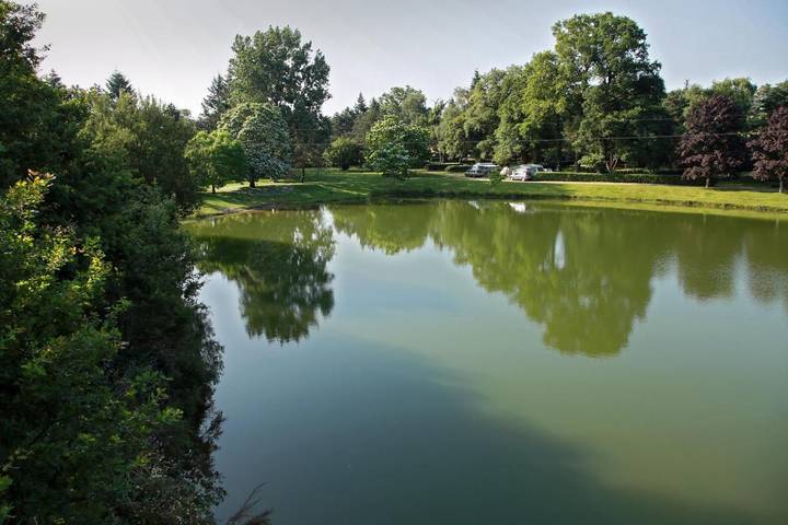 Location de vacances pour 7 personnes, avec jardin et piscine ainsi que vue sur le lac et vue dans Le Bas Ségala