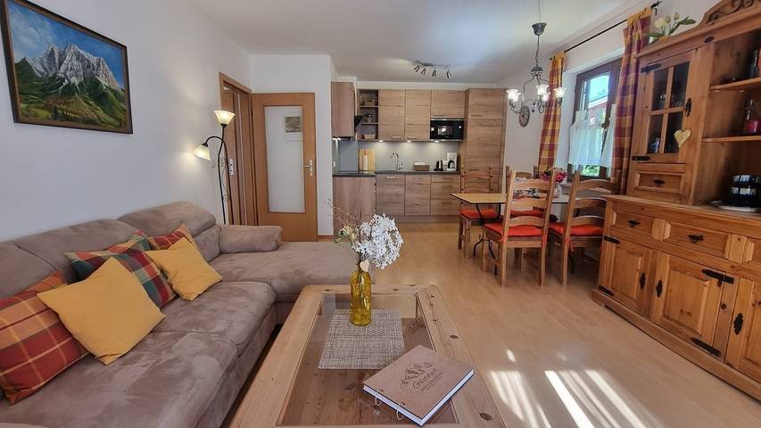 Ferienwohnung für 3 Personen, mit Balkon und Terrasse sowie Garten und Pool im Mittenwald