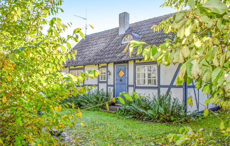 Hus för 4 Personer med trädgård in Svenska Östersjön