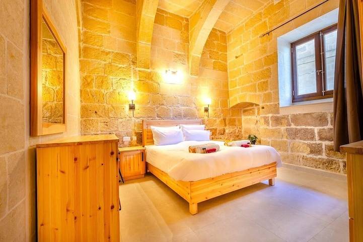 300 Jahre alte Gozo Villa: 2 Pools, Dachlounge, Meerblick in San Lawrenz, Gozo