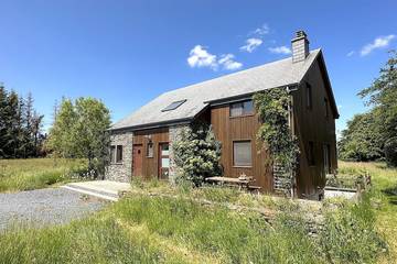 Gîte pour 8 personnes, avec terrasse ainsi que sauna et jardin dans Dinez