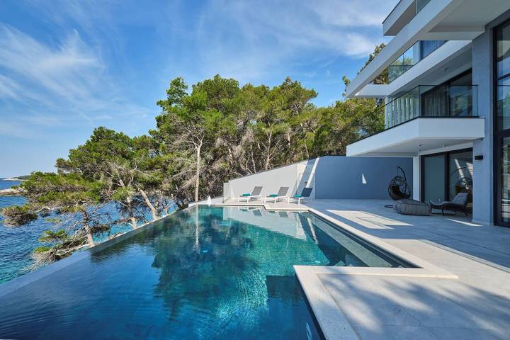 Villa for 12 personer, med badebasseng og hage i Korcula