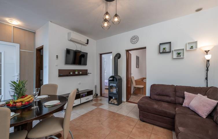 Ganze Ferienwohnung, Gemütlich, 2 km vom Strand entfernt: Terrasse, WLAN und Parkplatz in einer modernen Wohnung in Marčana, Südküste Istrien