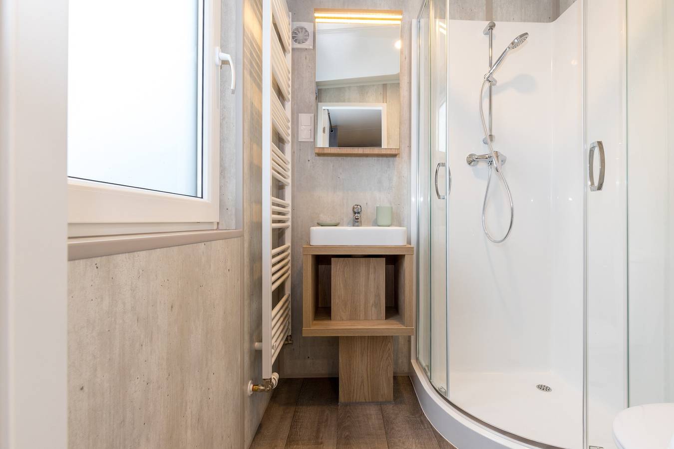 Tiny Home 'Laura' met bergzicht, wifi en airconditioning, foto 10
