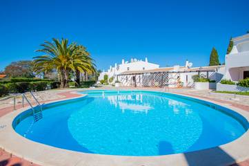 Gîte pour 4 personnes, avec balcon et piscine à Carvoeiro