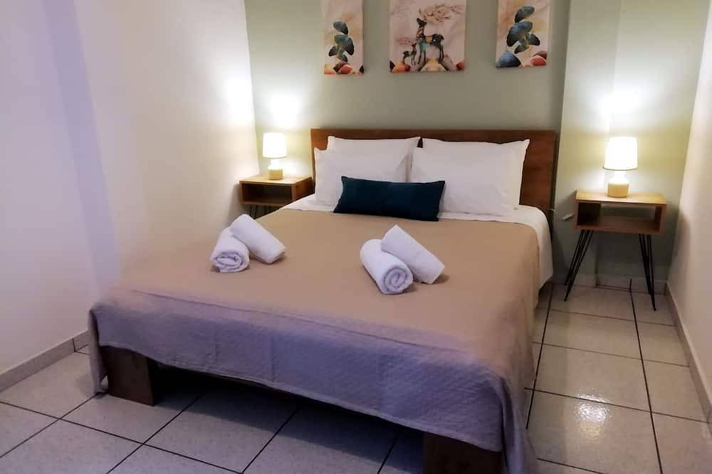 Entire apartment, Sea Rose Apartment - Less than 2 minutes away from All amenities in Kassiopi, Corfu