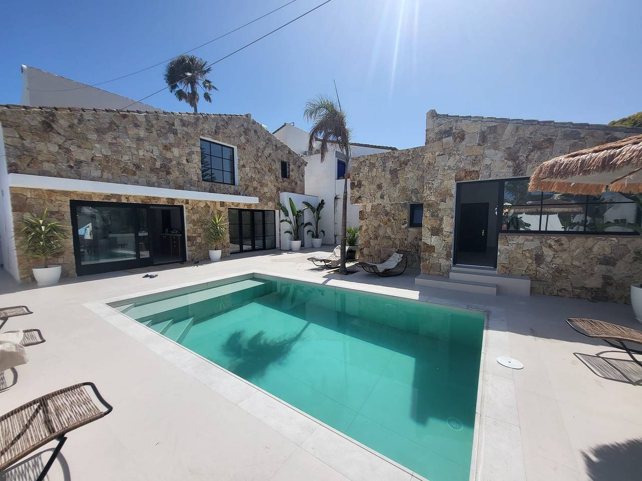 Villa 'Beachfront' with Sea View, Wi-Fi and Air Conditioning in Estepona, Costa del Sol