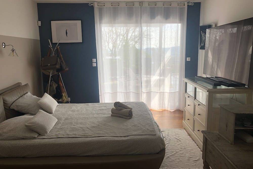 Beautiful contemporary villa in Rochefort-du-Gard, Nimes region