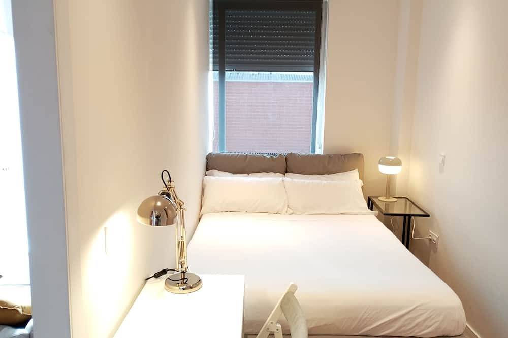 Entire apartment, New Apartment Madrid Feria 102 in Madrid, Madrid Province