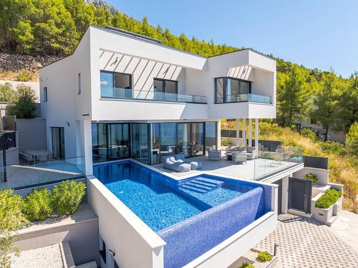 Villa pour 7 personnes, avec Balcon et Terrasse ainsi que Jardin et Piscine à Céline