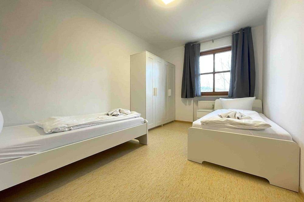 Ganze Wohnung, (Sta1043) gut geschnittene Monteurwohnung mit Balkon in Stamsried, Ostbayern