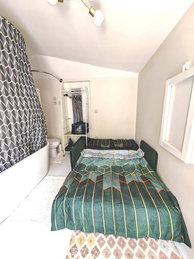 Appartement de vacances entier, Micro studette indépendante non-fumeur, 10 m2, 45 min de Paris, sanitaires dans la même pièce que le couchage sans cloison, Wifi, kitchenette, mini terrasse, jardin, canapé lit 120x180 cm, gabarit léger, non adapté aux attentes hôtelières in Savigny-le-Temple, Seine-et-Marne