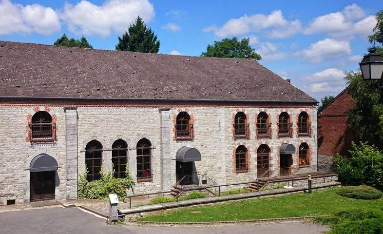 Station pour 6 personnes, avec sauna ainsi que piscine et jardin à Trélon