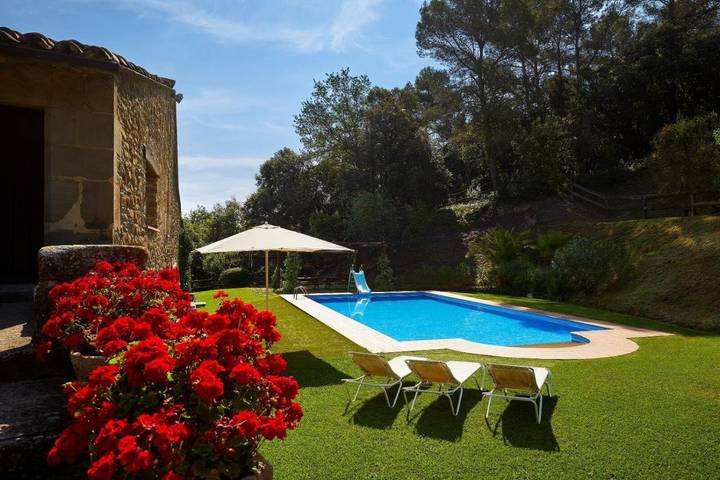 Casa rural para 15 personas, con jardín y piscina, Se admiten mascotas en Pla de l'Estany - 2