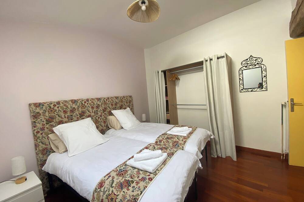 Eleganse, spacious house, near Lyon in Anse, Beaujolais