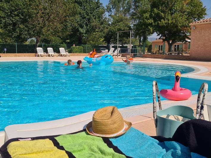 Camping pour 6 personnes, avec Terrasse ainsi que Jardin et Piscine