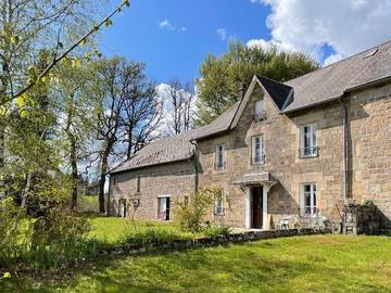 Gîte pour 8 personnes, avec terrasse ainsi que jardin et vue, animaux acceptés à Tarnac