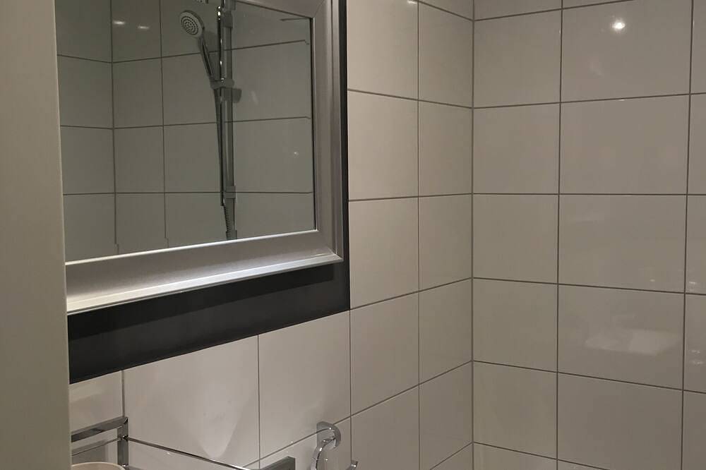 Ganze Wohnung, Top apartment - perfect location - 1.7 km to the city, 300 m bus, Saarufer, underground car park in Saarbrücken, Saargau