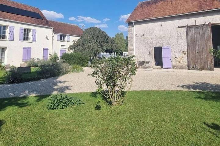 Location de vacances pour 15 personnes, avec terrasse et jardin à Augers-en-Brie