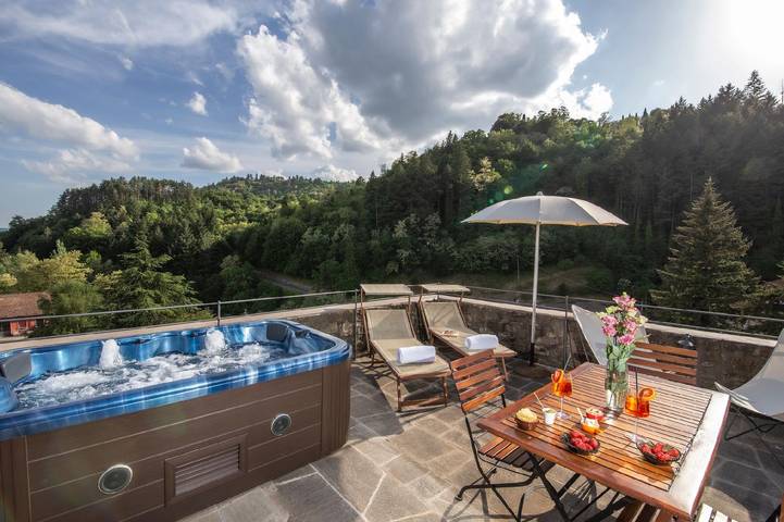 Agriturismo per 3 persone, con idromassaggio e giardino nonché terrazza, con animali domestici in Pratovecchio Stia