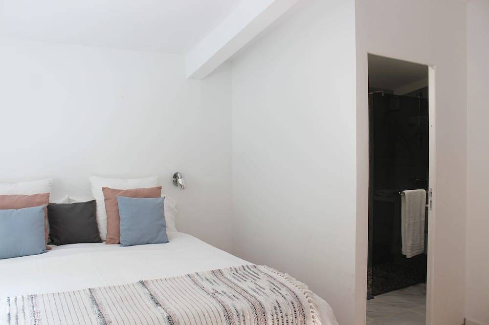 Ganze Wohnung, Apartment with private terrace, pools access and parking in La Colle-sur-Loup, Cannes und Umgebung