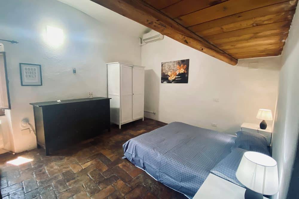 Entire apartment, Alley No. 3 Cozy sky-high apartment in the center in Bolsena, Lake Bolsena