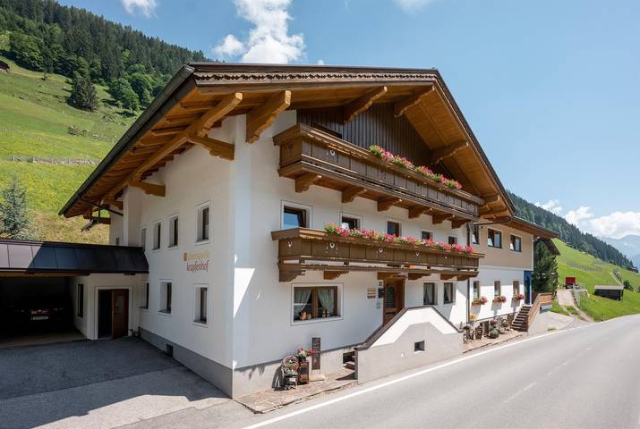 Ferienwohnung für 5 Personen, mit Terrasse und Garten sowie Sauna in Finkenberg