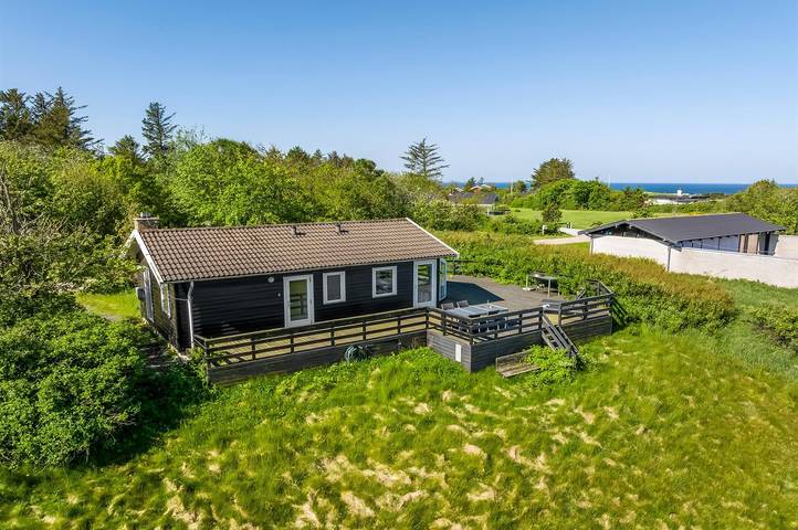 Ferieudlejning for 4 personer, med terrasse i Skallerup Klit